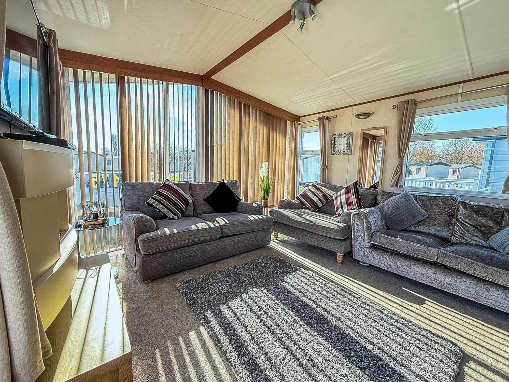 Stunning 6 Berth Caravan With Decking At Southview Holiday Park Ref 33175V Skegness Exterior foto
